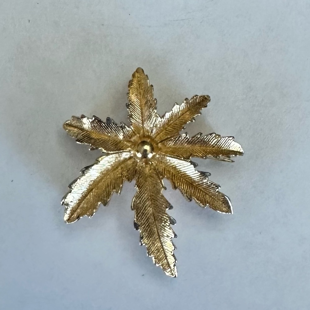 Womens vintage Maple Leaf gold‎ tone brooch pin